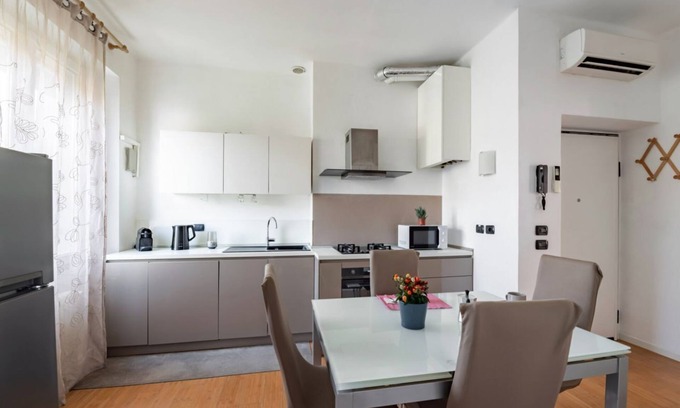 Sud-Est Apartment | Modern apartment of 70 sqm located on the second floor (stairs to access), can accommodate up to 5 people.The accommodation is located a few steps from the city center of Verona, just 19 min walk from the University of Verona. The area is served by all m