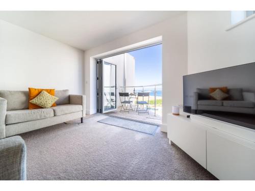Lusty Glaze Apartment | Modern Apartment Sea Views Private Parking