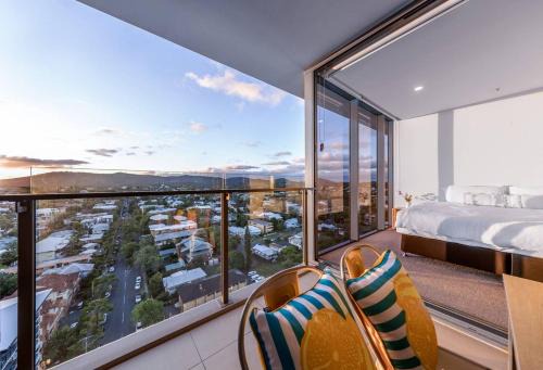 Toowong Apartment | Modern APT in Toowong with Mountain View