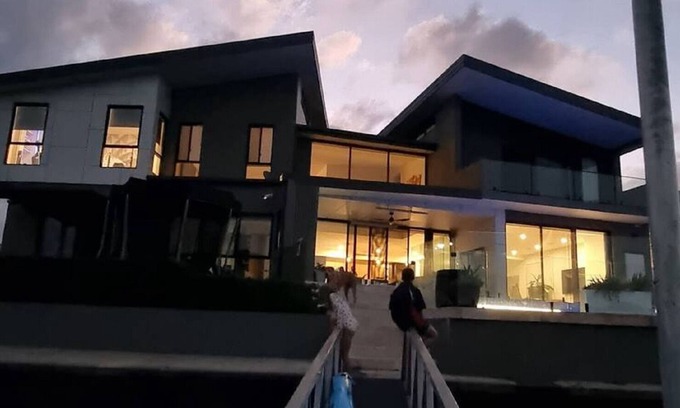 Currumbin Waters House | Modern architecturally designed creek frontage property n