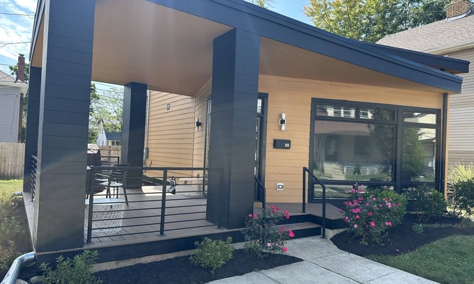 Columbus House | Modern Art Deco House With spacious sideyard - 5 mins to OSU & Downtown!