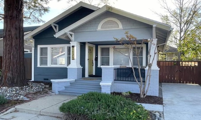 Central Sacramento House | Modern, Artsy, 2 BD, 1B Bungalow