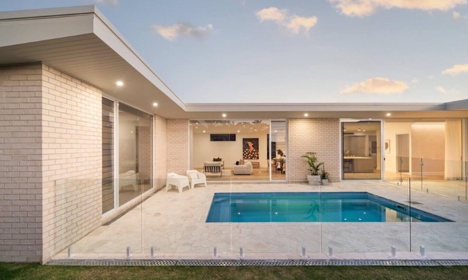 Corlette House | Modern Beach Haven, hot Tub and Sauna ,6 minutes to beach or Marketnn