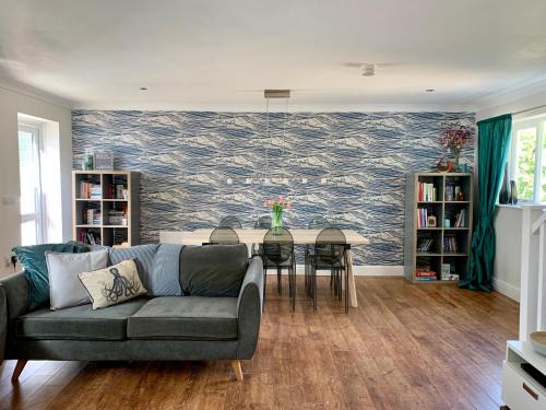 Pembroke House | Modern Beach House 3 bed, 3 bath - Balcony sea view