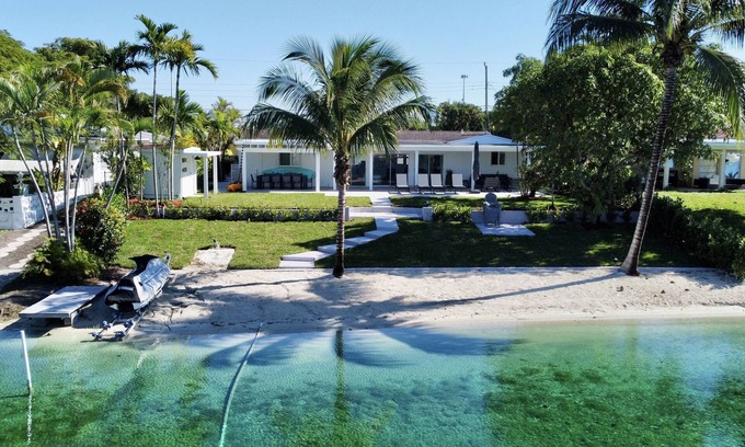 Ludlam House | Modern Beach LakeFront House in Miami !