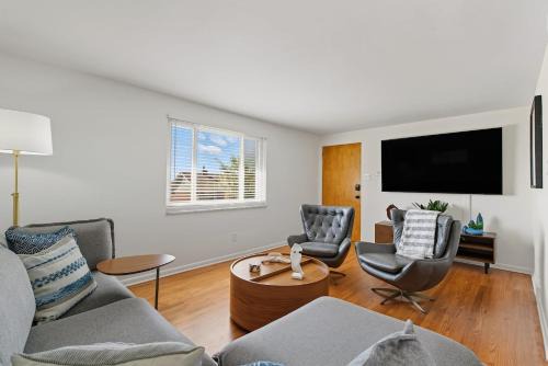 Bellevue Apartment | Modern Bellevue Retreat Near Stadiums & Downtown