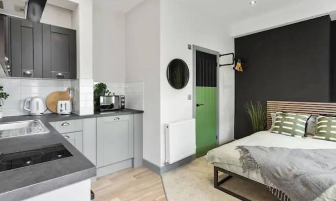 Beeston Apartment | Modern & Bright 1 Bedroom Studio Apt