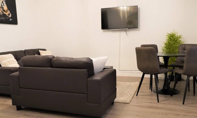 Leeds House | Modern Bright 2 bedroom Apartment in Leeds