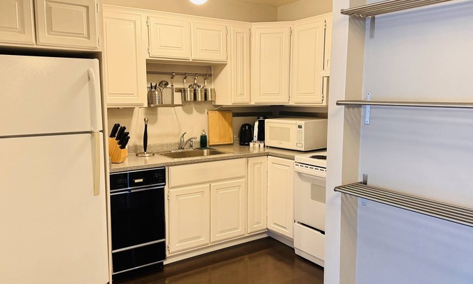 Fairview Condo | Modern & Bright West Broadway & Oak 1 Bedroom Unit