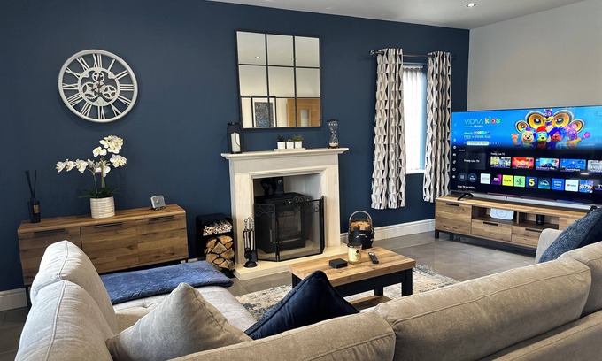 Sherwood Forest House | Modern Bungalow with Hot Tub & Outdoor Cinema