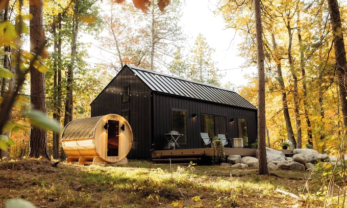 Hackensack Cabin | Modern Cabin in Forrest with Cedar Barrel Sauna