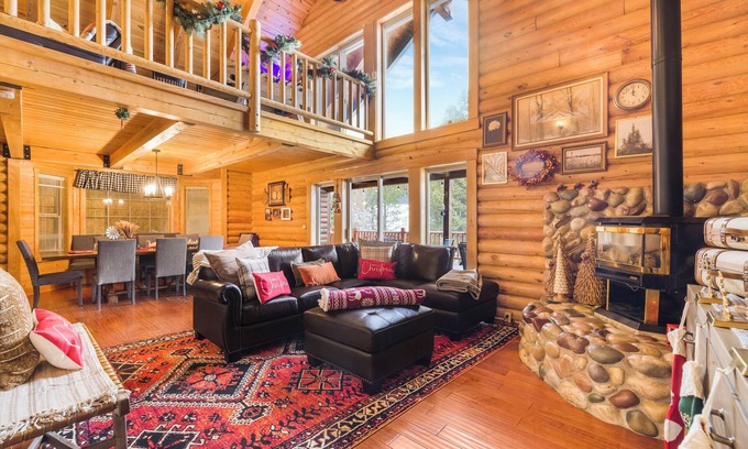 Island Park Cabin | Modern Cabin Perfect for YS Adventures: A/C, Hot Tub,Foosball Table, Fire Pit