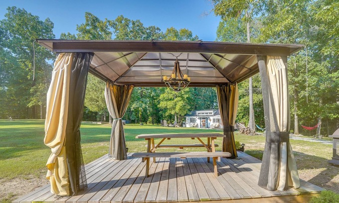 Camden Apartment | Modern Camden Villa w/ Deck, Near Tennessee River