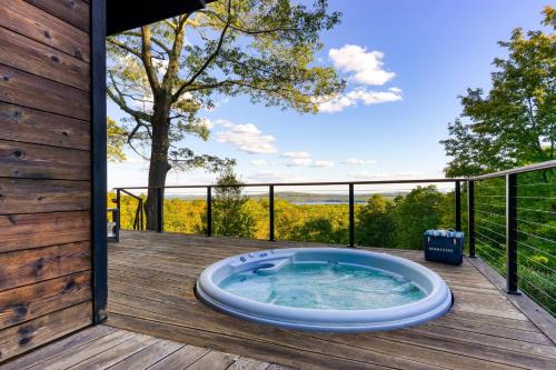 Glenford House | Modern Catskills Escape w Open Living Steam Shower Hot Tub w Mountain Views Minutes from Woodstock Trails Suncliff Vista