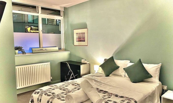 Sheffield City Centre Apartment | Modern Central Edwardian Apartment 4pp Private Ent