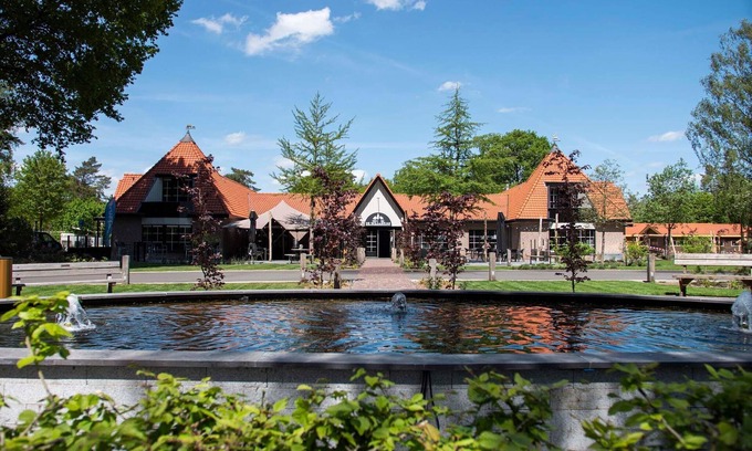 Garderen Ski Chalet | Modern chalet with sun shower