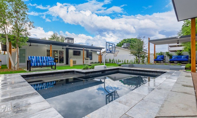 Garfield House | Modern Chic Downtown 3BD 3BR with Pool and Spa