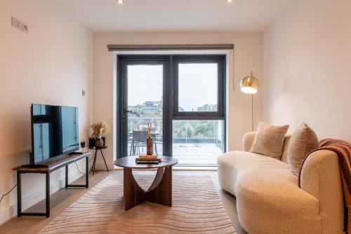 Leeds Apartment | Modern City Centre Flat with Terrace, Parking & Long Stay Friendly