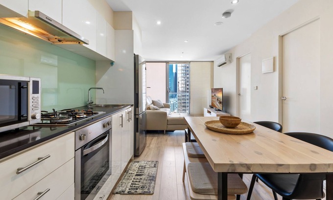 Melbourne Central Business District Apartment | Modern City Convenience with Great Amenities