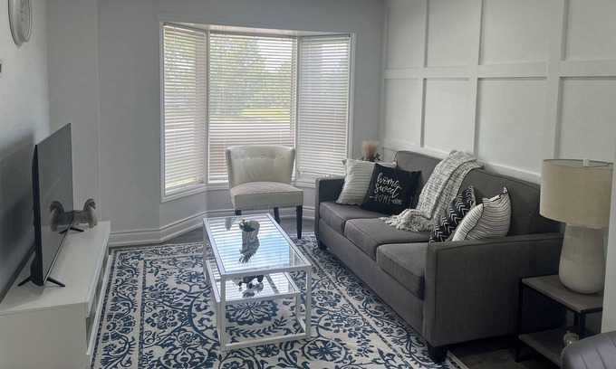 Barrie House | Modern,clean two floor house