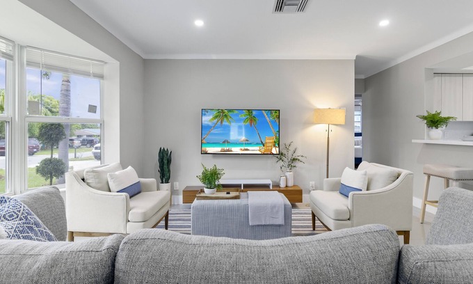 Boynton Beach House | Modern Coastal house with King beds, 10 mins to the Beach!