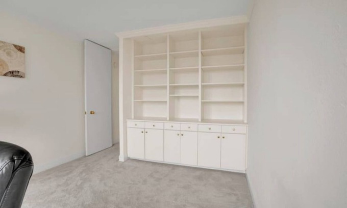 Cleveland Heights Condo | Modern Comfort: Lake Merritt Edition