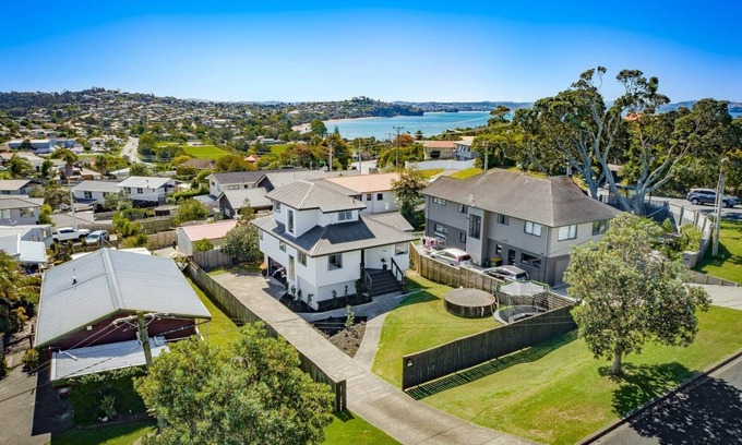 Stanmore Bay House | Modern, comfortable and only a 5 minute walk to the beach!