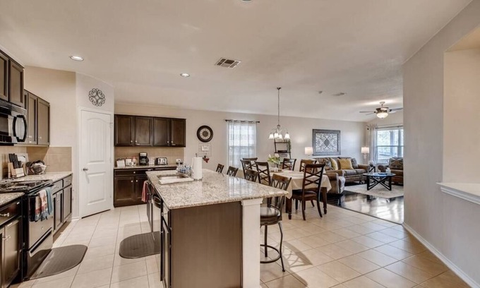Solana Ridge House | Modern comfy home perfect for Lackland BMT/San Antonio Visit, mins to Sea World