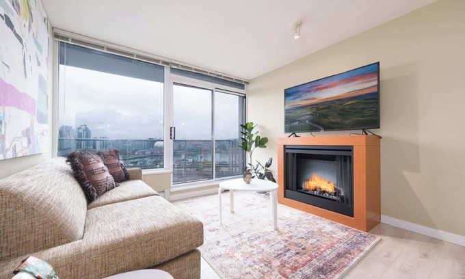 Crosstown Apartment | Modern Condo with Pool, Sauna & Jacuzzi in Central Location