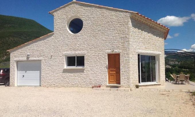 Entrepierres House | Modern country house with swimming pool