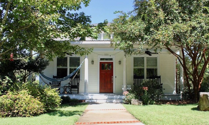 Athens House | Modern cozy 3/3 House at UGA- 1 block walk Downtown Athens & 3 to U of Georgia