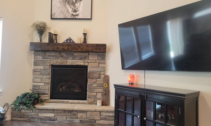 Nampa House | Modern Cozy Farm House with AC, WiFi in delightful Nampa