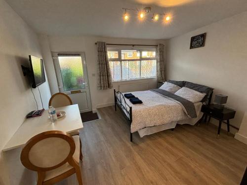 Rawcliffe House | Modern & Cozy Gem - 10min to City Center - Parking