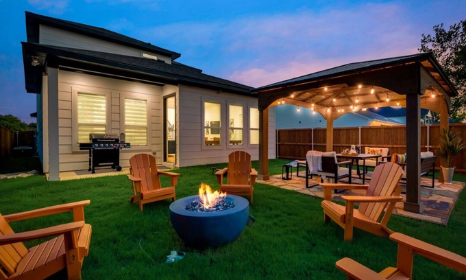 West Dallas House | Modern Dallas Home near Downtown!Fun Backyard with BBQ, Firepit & TankPool!