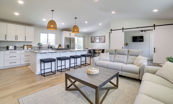 Seaside Cottage | Modern Del Rey Oaks Retreat: 2 Mi to Monterey Bay!