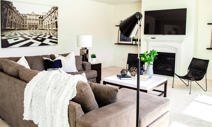 Mira Loma House | Modern Deluxe Family Home near Goose Creek
