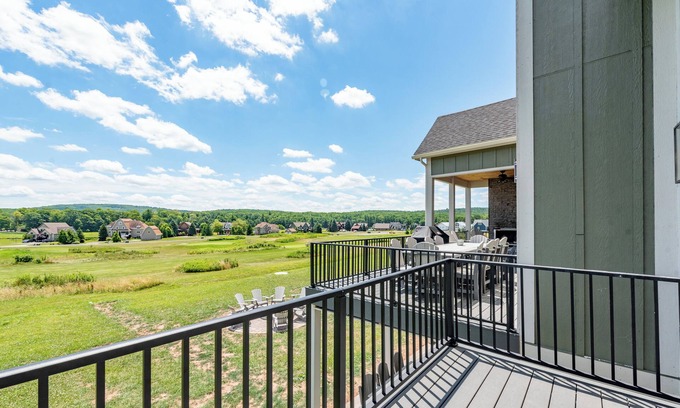 Waterfront Greens House | Modern Dog Friendly Lodge w/Pool & Hot Tub