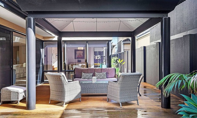 North Coogee House | Modern Double-Story Retreat - Walk to the beach