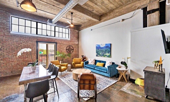 Brazos Condo | Modern Downtown Domicile