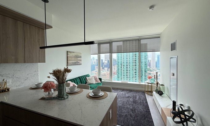 The Loop Apartment | Modern Elegance meets Chicago High Rise 1-bedroom apt with a breathtaking view