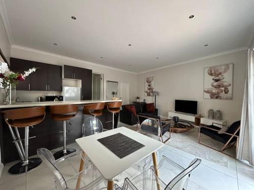 Greater Johannesburg Metropolitan Area Apartment | Modern & Elegant Apt Sandton Central