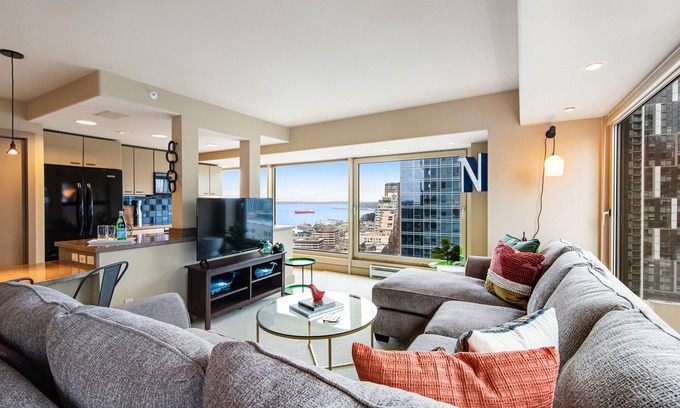 Downtown Seattle Condo | Modern escape with amazing views, pool/hot tub access, & sound system - Dogs OK