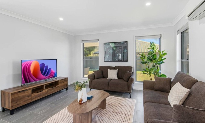 Heathwood Apartment | Modern Family-Friendly 2-Storey Local Home