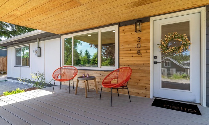 Highline House | Modern Family- Friendly 4BR w/AC + Yard Near Airport