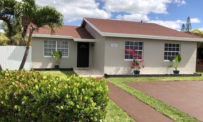 Tamiami House | Modern Family Home in a safe and family oriented neighborhood. Welcome!