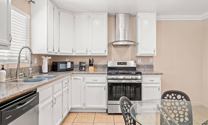 Westmont House | Modern Family Home w Full Amenities Near ONT