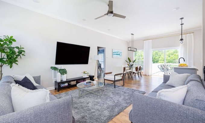 Woodberry Park House | Modern Family Stay | 10 Mins to Downtown & BNA