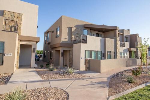 Washington House | Modern Family Villa Private Hot Tub and Balconies