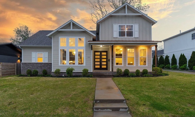 Downtown House | Modern Farmhouse steps from Momentary and MTB Trails.