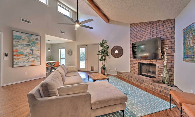 Fayetteville House | Modern Fayetteville Home < 1 Mi to U of A!